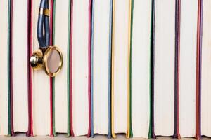 medisch leerling veelkleurig leerboek en stethoscoop. verzameling van wetenschappelijk papieren foto