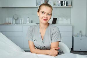 portret van vriendelijk vrouw vrouw schoonheidsspecialist, esthetisch verpleegster of masseuse Bij haar werkplek. foto