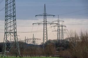 hoog voltage pylonen in Duitse industrieel landschap foto