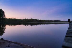 zonsondergang Aan een meer in Zweden. blauw uur Aan kalmte water. natuur foto van Scandinavië