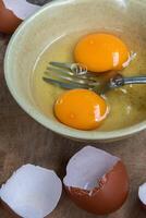 barst de eieren in een schaal, bereiden naar maken een omelet foto
