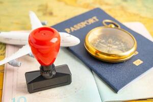 goedgekeurd postzegel Visa en paspoort document naar immigratie Bij luchthaven in land. foto
