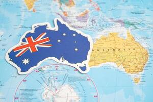 Bangkok, Thailand december 7, 2023, Australië vlag Aan wereld kaart achtergrond. foto