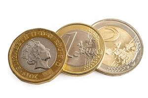 de Super goed Brittannië nieuw pond munt en euro munten geld geïsoleerd Aan wit achtergrond met knipsel pad, valuta uitwisseling tarief handel. foto