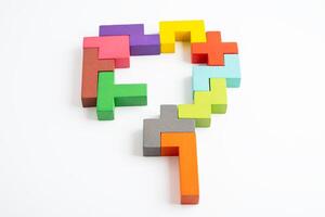 logisch denken en probleem oplossen creatief bedrijf oplossing concept, houten puzzel meetkundig vorm blok vorm geven aan. foto