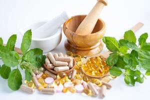 alternatieve geneeskunde kruiden organische capsule met vitamine e omega 3 visolie, mineraal, medicijn met kruiden blad natuurlijke supplementen voor een gezond goed leven. foto