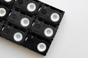 reusachtig video cassette gelegd uit van klein meerdere vhs cassettes Aan wit oppervlakte foto