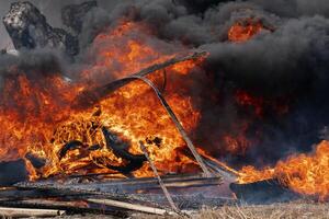 brandend auto- banden, sterk vlam van rood brand en wolken van zwart dampen foto