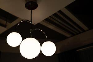 lampen aan het plafond. vintage lamp, bol decoratief in huis foto