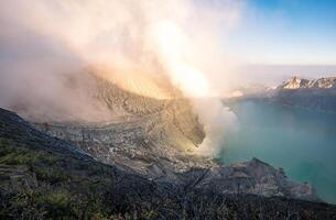 mooi landschap van kawah ijen vulkaan in oosten- Java van Indonesië Bij ochtendgloren. een van de meest gevaarlijk toerist bestemming in de wereld. foto