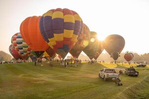 Chiang rai, Thailand - 14 februari 2024 - Internationale ballon feest 2024 festival in singha park, Chiang rai. deze evenement is de jaar naar ervaring reusachtig ballonnen omhoog dichtbij in Thailand. foto