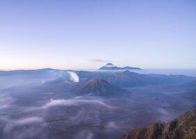 landschap visie van monteren bromo in de vroeg ochtend. deze is een actief vulkaan een deel van de tengger massief, in oosten- Java, Indonesië. foto