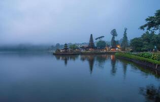 pura ulan danu Bratan een beroemd pittoreske mijlpaal en een significant tempel Aan de kusten van meer Bratan in Bali, Indonesië. visie met de mist in de ochtend. foto