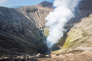 spectaculair visie van actief vulkaan krater van monteren bromo vulkaan een deel van de tengger massief, in oosten- Java, Indonesië. foto