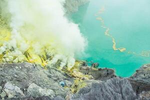 de zuur meer en zwavel dampen van de krater van kawah ijen vulkaan in Java eiland van Indonesië. foto