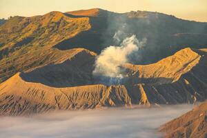 monteren bromo vulkaan Bij zonsopkomst. een van de actief vulkaan en beroemd toerist attractie plaats in oosten- Java, Indonesië. foto