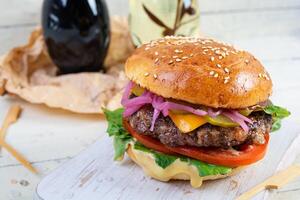 heerlijk hamburger met rundvlees vlees, eigengemaakt bun en mayo foto