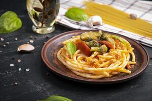 pasta met fijngehakt kip en roerbak groenten. kip spaghetti pasta foto