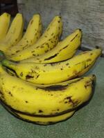 een bundel van bananen Aan de verdieping foto