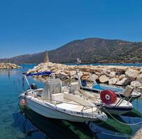 boten Bij pomos visvangst haven in Cyprus foto