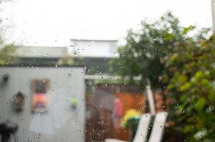 regendruppels vastklampen naar venster deelvenster foto
