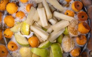 fruit stompen, Mexicaans drinken gemaakt van riet, tejocote appel, tamarinde en andere fruit foto