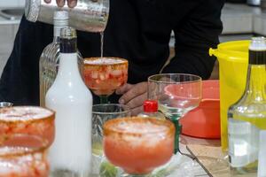 maken aardbei margaritas met ijs, Chili en citroen foto