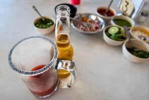 michelada Mexicaans drinken van bier, tomaat sap, citroen en zout. met ruimte voor tekst. foto