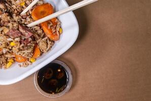 vers gemaakt Chinese gebakken rijst- met vlees en groenten, met ruimte voor tekst foto