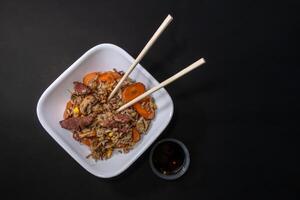 vers gemaakt Chinese gebakken rijst- met vlees en groenten, met ruimte voor tekst foto