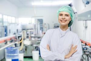 portret vrouw personeel arbeider in voedsel en drinken industrie productie lijn drank fabriek gelukkig glimlachen foto