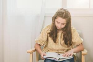 schattig kind meisje lezing een boek Bij huis voor boekenwurm nerdachtig slim kind aan het leren zelf onderwijs foto