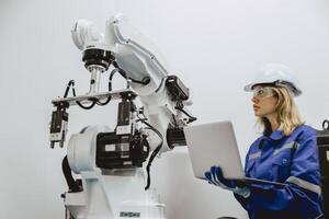 ingenieur Dames Universiteit leerling leren controle bedienen en programma industrie robot arm met laptop computer in robotica ingenieurs laboratorium klas in polytechnic onderwijs. foto