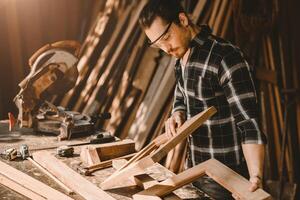mannetje hout meubilair schrijnwerker werk in diy houten werkplaats echt authentiek mensen arbeider foto