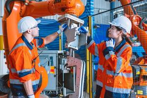 ingenieur team arbeider werken met robot arm bijeenkomst machine in modern metaal zwaar industrie fabriek foto