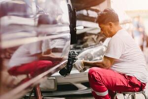 garage monteur onderhoud personeel werken fix vervangen schoonmaak remmen systeem foto