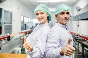 portret team personeel arbeider in voedsel en drinken industrie productie lijn drank fabriek gelukkig glimlachen foto