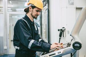 ingenieur staal een deel technicus arbeider controle programma cnc draaibank machine in modern metaal fabriek foto