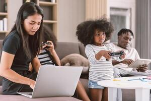 bedrijf mam werken vrouw bezig moeder vakantie draadloze werk Aan laptop computer Bij huis met dochter en familie foto