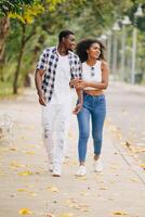 datum paar Mens en Dames Valentijn dag. Afrikaanse zwart minnaar Bij park buitenshuis zomer seizoen wijnoogst kleur toon foto