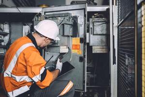 elektriciteit ingenieur mannetje gevaarlijk werken fix onderhoud hoog Spanning elektrisch kastje. arbeider reparatie elektrisch piek probleem probleem in industrie fabriek. foto