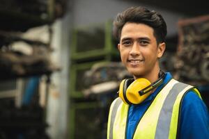 portret jong mannetje arbeider ingenieur werken in zwaar industrie met veiligheid gelukkig glimlach op zoek camera foto