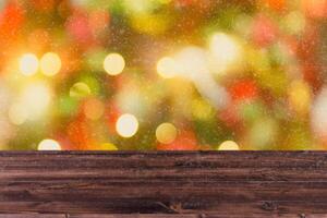 vervagen Kerstmis licht kleurrijk met houten tafel ruimte voor producten reclame montage achtergrond foto