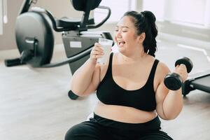 sport gezond dik Dames gelukkig glimlachen genieten drinken melk en eetpatroon oefening werkzaamheid in geschiktheid sport club foto