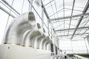 binnen- kas landbouw boerderij lucht ventilator koeling wind stromen pijp buis temperatuur vochtigheid controle systeem voor aanplant foto