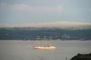 zeegezicht met uitzicht op een zeilboot foto