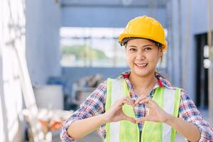 architect ingenieur voorman bouwer voorman bouw arbeider gelukkig glimlach hand- liefde hart teken foto