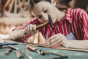 vrouw leer kleermaker artiest handgemaakt werken Bij eigen werkplaats klein studio gemaakt door bestellen meesterwerk stuk foto