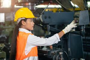 tiener meisje werken met draaibank metaal werk winkel staal fabriek industrie ingenieur machine operator foto