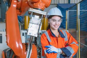portret gelukkig vrouw arbeider met robot bijeenkomst machine in modern metaal industrie fabriek foto